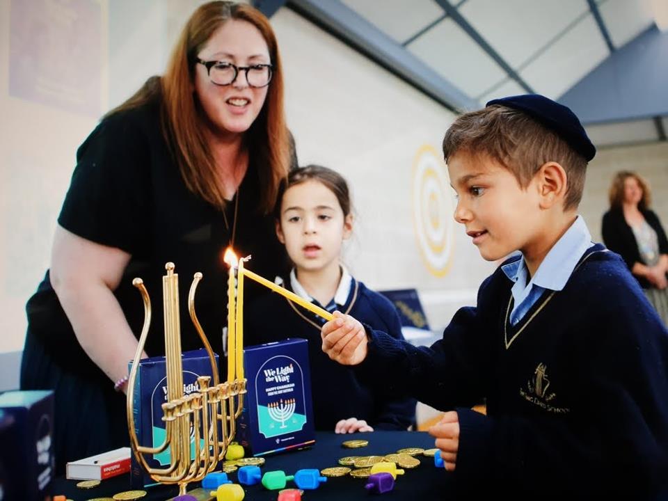 Students light Chanukah candles