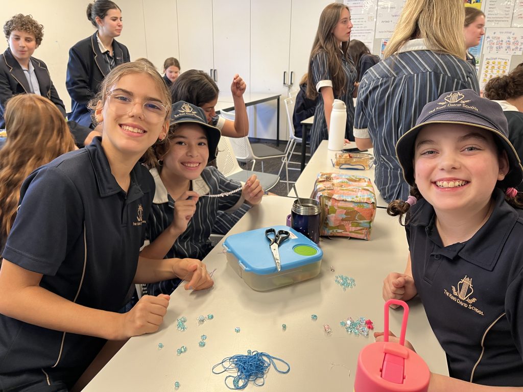 Year 6 students at the Challah Back Lunch time Club make bracelets